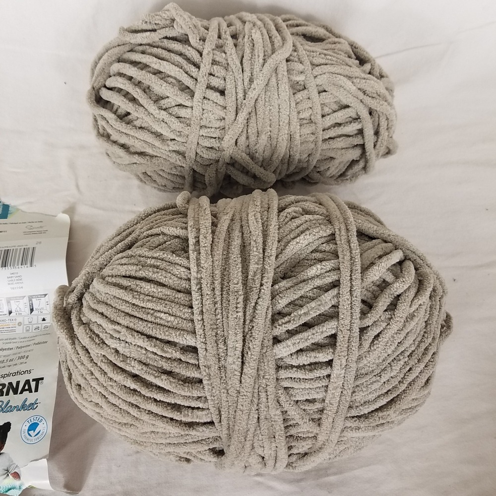 Bernat Blanket Yarn sand 10.5oz 300g Super Bulky 6 Polyester 2 Skeins‎ Excellent